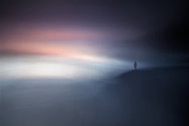 Einsame Figur im Nebel