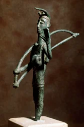 Nuraghenkultur (Nuraghen), Sardinien: Bronzestatuette eines Bogenschützen. 8.-7. Jahrhundert v. Chr. Cagliari, Museo Nazionale Archeologico, Sardinien, Italien