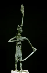Sardische Nuraghenkultur: bronzene Statuette eines Bogenschützen. 8.-7. Jahrhundert v. Chr., Cagliari, Museo Nazionale Archeologico, Sardinien, Italien