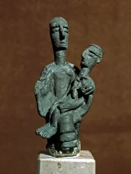 Nuraghenkultur (Nuraghen), Sardinien: Bronzestatuette der Muttergöttin, die einen toten Krieger stützt. Aus Urzulei bei Nuoro. 8.-7. Jahrhundert v. Chr. Cagliari, Museo Nazionale Archeologico, Sardinien, Italien