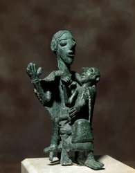 Nuraghenkultur (Nuraghen), sardisch: Bronzestatuette der Muttergöttin mit ihrem Sohn. 8.-7. Jahrhundert v. Chr. Cagliari, Museo Nazionale Archeologico, Sardinien, Italien