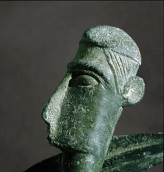 Sardische Nuraghenkultur (Nuraghen): bronzener Kopf eines Kriegers. 8.-7. Jahrhundert v. Chr. Cagliari, Museo Nazionale Archeologico, Sardinien, Italien