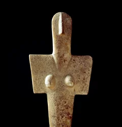 Sardische Nuraghenkultur (Nuraghen): Kalksteinstatuette einer Muttergöttin, Idol kykladischen Typs, aus Senorbì (Region Trexenta), datiert in die pränuraghische Zeit (20. Jahrhundert v. Chr.), Äneolithikum. Maße: 42 cm. Cagliari, Museo Nazionale