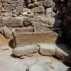 Nuragische Kultur (Nuraghi) Sardinien: Ruinen der nuragischen Stadt auf dem megalithischen Gelände von Su Nuraxi: eine der Behausungen. 1100-1050 v. Chr. Barumini, Sardinien, Italien