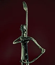 Nuraghenkultur (Nuraghen), Sardinien: Statuette eines Kriegers, der einen Bronzebogen spannt. 8.-7. Jahrhundert v. Chr. Cagliari, Museo Nazionale Archeologico, Sardinien, Italien