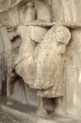 Schnitzerei von Khosrow Parviz auf seinem Pferd Shabdiz mit der Ausrüstung eines schwer gepanzerten Ritters, ca. 620 n. Chr.