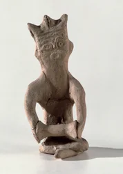 Figur mit gekreuzten Beinen und einem Gegenstand, der als Trommel angesehen wird, aus Susa, Iran, 4.-6. Jahrhundert n. Chr.