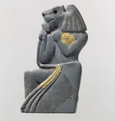 Plakettenfragment: kniender löwenköpfiger Figur, ca. 18. Jahrhundert v. Chr.