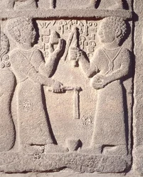 Relief, das zwei Jungen zeigt, die mit einem Kreisel spielen, aus Karkemisch, Türkei, neo-hethitisch