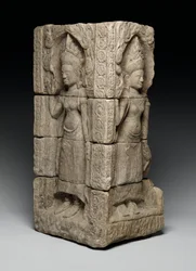 Eckrelief mit Devatas, spätes 12. - frühes 13. Jahrhundert