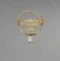 Ohrring mit Durchbrucharbeit, frühbyzantinische Periode, 600-800 (Gold mit Bergkristallperle)