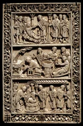 Karolingische Kunst: Wunder der Heiligen Ampulle, Elfenbeindiptychon, das oben die Auferstehung eines jungen Mädchens, in der Mitte eine Krankentaufe und unten die Taufe von Chlodwig I. (466-511) in Anwesenheit von Königin Clothilde am 25.12.498 darstellt.