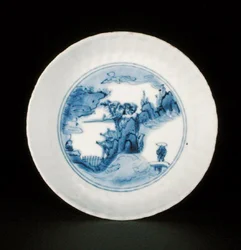 Blau-weiße Kraak-Untertassenschale mit einer Figur in einer Landschaft, Egret-Marke, Wanli oder Tianqi