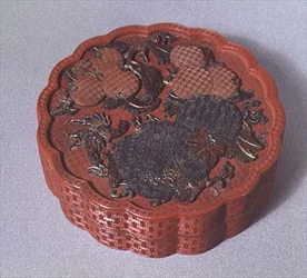 Schachtel mit ockerfarbener, grüner und brauner Dekoration