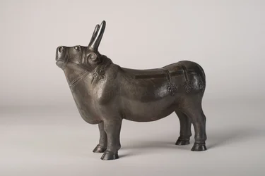 Stier (Silber mit getriebener und getriebener Dekoration)