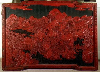 Geschnitzte Wandtafel auf grünem Grund