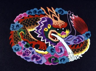 Chinesischer Papierschnitt und gefärbt mit einem Drachen
