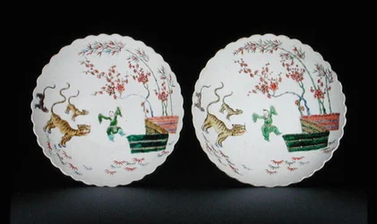 Paar von Tellern dekoriert mit famille verte-Emaille im Kakiemon-Stil, Kangxi-Periode