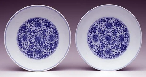 Paar Untertassenschalen mit stilisierten Lotusblumen, Yongzheng-Marke und -Periode 1723-35