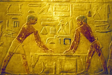 Altes Ägypten, Wandrelief/-malerei, Mastaba/Grab des Ti, 5. Dynastie, Saqqara, Arbeiter polieren Holz