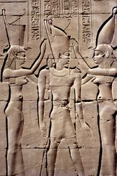 Altes Ägypten, Wandmalerei/-schnitzerei, Ein König erhält die Doppelkrone von Isis und Nephthys, Tempel des Horus, Edfu