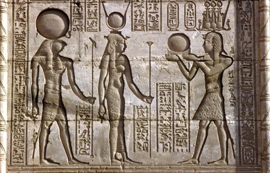 Altes Ägypten, Wandmalerei/-schnitzerei, Horus und Isis erhalten ein Opfer vom Pharao, Tempel von Hathor, Dendera