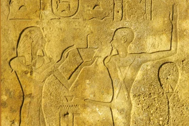 Altes Ägypten, Wandmalerei/-schnitzerei, Karnak/Luxor-Tempel, Hatschepsut bietet Weihrauch dem Gott Min an
