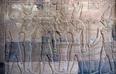 Altes Ägypten, Wandmalerei/-schnitzerei, Ptolemaios XIII. wird Horus präsentiert, Sebek und Horus Tempel, Kom Ombo