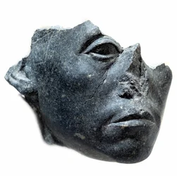 Altägyptische Kunst: Kopf des Königs Sesostris III. Statuenfragment. Skulptur aus schwarzem Granit, um 1900 v. Chr. (12. Dynastie, um 1963-1786). Paris, Musée du Louvre