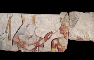 Altägyptische Kunst: König Ramses II. wird den Göttern Horus, Amon und Hathor vorgestellt, die ihm Leben und königliche Insignien verleihen. Flaches Kalksteinrelief aus dem Tempel von Ramses II. in Abydos um 1250 v. Chr. 19. Dynastie. Neues Reich. Paris, M