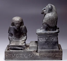 Ägyptische Antike: Der Schreiber Nebmertouf und der Affe Thot, Gott der Schrift und Schutzpatron der Schreiber. Schieferskulptur. Herrschaft von Amenophis III. (1391-1353)
