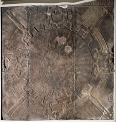 Ägyptische Antiquität: „Der Tierkreis“ Flachrelief von der Decke der Ostkapelle des Osiris im Hathor-Tempel in Denderah. Ptolemäische Periode (332-30 v. Chr.). Paris, Louvre