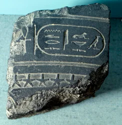 Ägyptische Antike: Fragment einer ägyptischen Wasseruhr (Clepsydra) mit Kartusche. Ptolemäische Zeit. Paris, Louvre