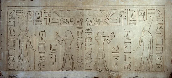 Ägyptische Antike: Kalksteinstelen, die König Sesostris III. (1862-1843 v. Chr.) (links) als jungen Mann darstellen, rechts bietet ein alter Mann Brot und Kuchen dem Gott Monti an. 1878-1843 v. Chr. Aus Medamoud. Paris, Louvre Museum