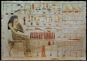 Ägyptische Antike: Kalksteinstele von Nefertiabet vor einem Opfertisch. 4. Dynastie (um 2620-2500 v. Chr.) H. 0,37x0,52 m Paris, Louvre