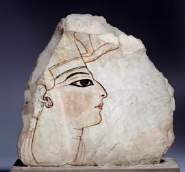 Ägyptische Antiquität: Ostrakon (oder Ostracon) (Plural: Ostraka), Kalkstein-Keramikscherben mit königlichem Profil. 19. Dynastie (1295-1186 v. Chr.). Paris, Louvre Museum