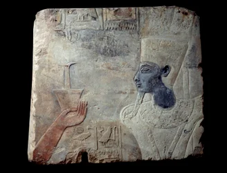 Relief des Tempels von Thutmosis III. in Elephantine: Pharao gefolgt von einer Göttin, gekrönt mit Hieroglyphensäulen. Skulptur in Sandstein, ca. 1390-1353 v. Chr. Aus Assuan, Elephantine. Paris, Louvre Museum