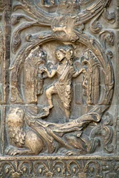 Gotische Kunst: Piedroit des rechten Portals der Westfassade der Basilika Saint Denis, das die Feldarbeit darstellt: Januar. Saint-Denis, Frankreich
