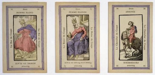 Alte Spielkarten mit dem König (blonder Mann), der Königin (blonde Frau) und dem Reiter (Ende) Tasse. Musée de la Carte à Jouier, Issy-les-Moulineaux