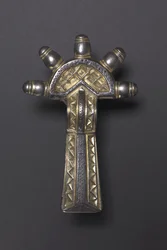Bogenfibel, Alemannisch, 500-550 (versilbertes Silber und Niello)