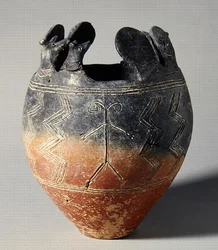 Rotpolierte Schale mit Tierkopf und Sonnenscheibenaufsätzen, aus Vounous, Zypern, Grab 91, 2500-2075 v. Chr.