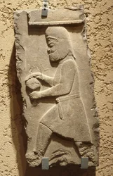 Ein Meder am Königshof von Persepolis mit einem bedeckten Gefäß, Achämeniden, ca. 500 v. Chr.