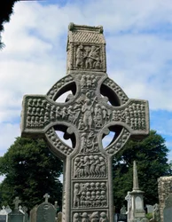 Ansicht des Muiredach-Kreuzes, geschnitzter Stein, ca. 521