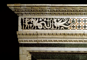 Detail der Dekorationen um die Marmortandola