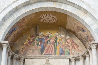 Mosaik über dem Eingang der Basilika San Marco, Markusplatz, Venedig, Italien