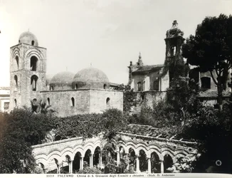 Ansicht des Ostendes der Kirche, die 1132-48 von König Roger II. (gest. 1154) von Sizilien erbaut wurde, und des im 13. Jahrhundert errichteten Kreuzgangs