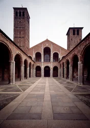 Ansicht der Fassade der Kirche von Sankt Ambrosius (Basilika Sant
