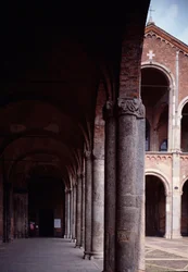 Ansicht des Portikus der Kirche von Sankt Ambrosius (Basilika Sant