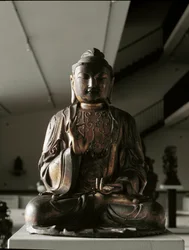 Sitzender Buddha in Lalitasana-Position - Skulptur, Kamakura-Periode (1185-1333)