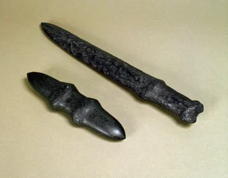 Dolchklinge und Steindolch, Jomon-Periode 4500-3700 v. Chr.